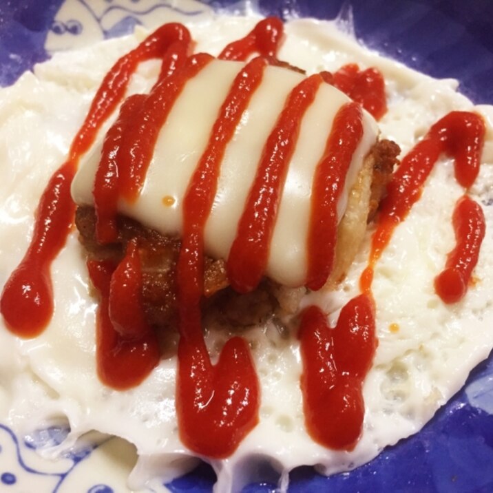 目玉焼きの黄身が！チーズハンバーグ